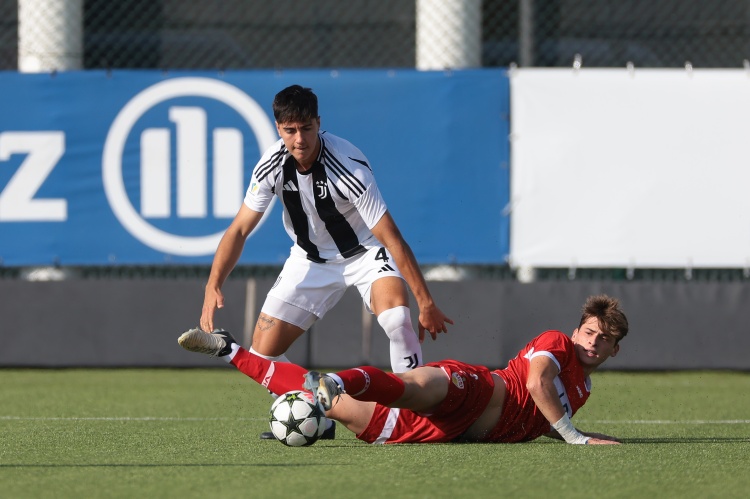 包含尤文图斯中卫因伤将缺席下一轮比赛，球队遭遇难题的词条