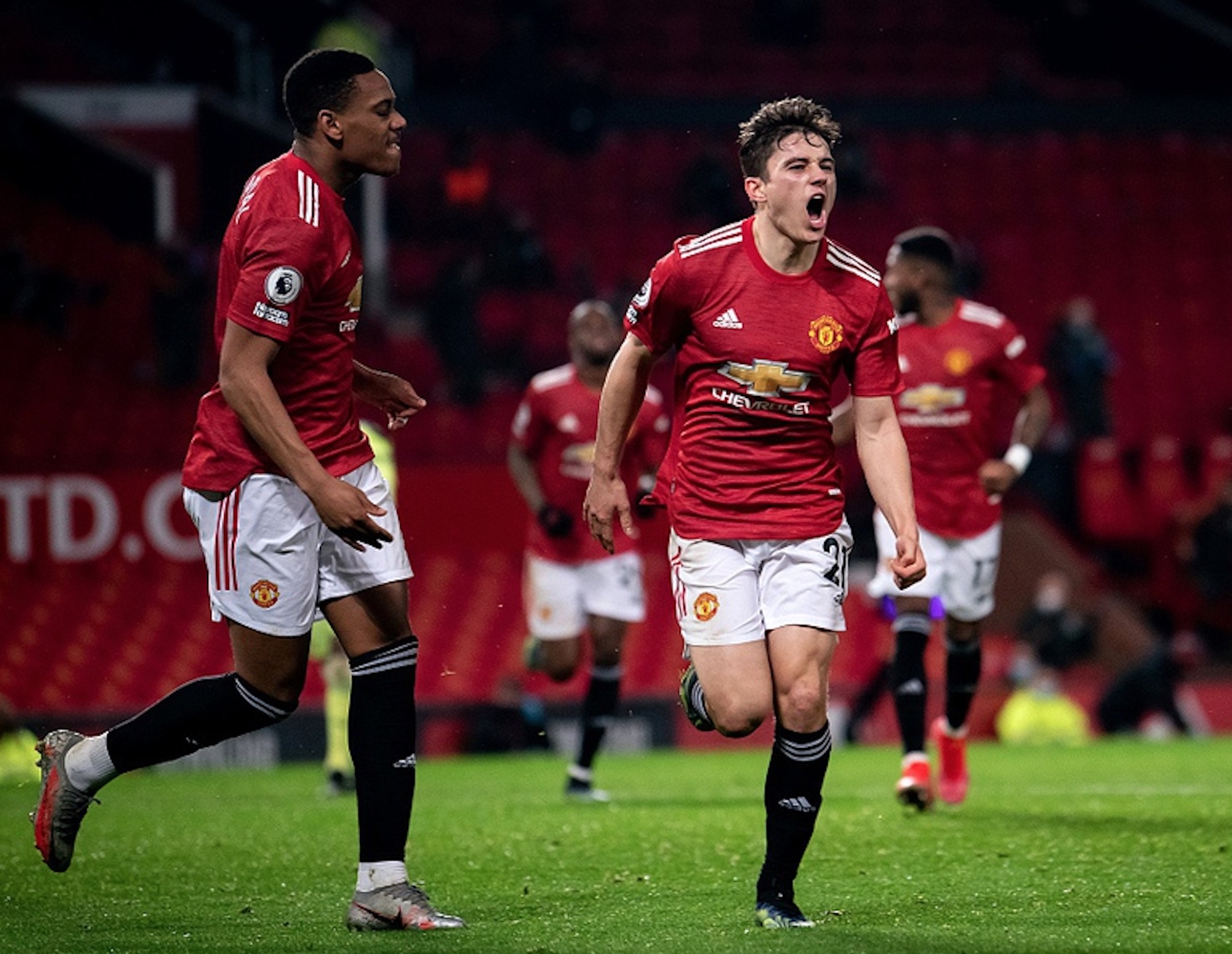 巴塞罗那后防线连续失误詹姆斯借机得分