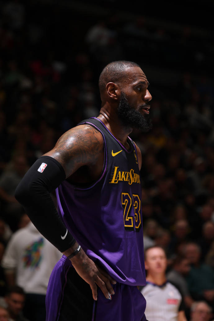 包含詹姆斯官方宣布重要助攻新规,美国队引发争议!比赛高潮迭起的词条